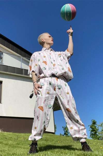 Стиль зумеров и тиктокеров: образ няши, платья и маникюр — как одевается Даня Милохин, главный гендерный бунтарь тиктока