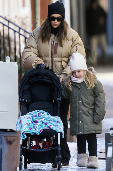 Off-duty: Ирина Шейк c дочерью Леей на прогулке в морозном Нью-Йорке