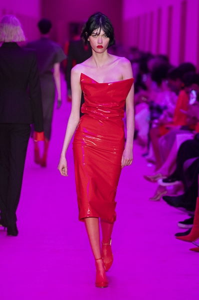 Образ дня: Меган Фокс в красном латексном платье и Колсон Бэйкер с серьгой-шприцем на кинофестивале в Нью-Йорке
