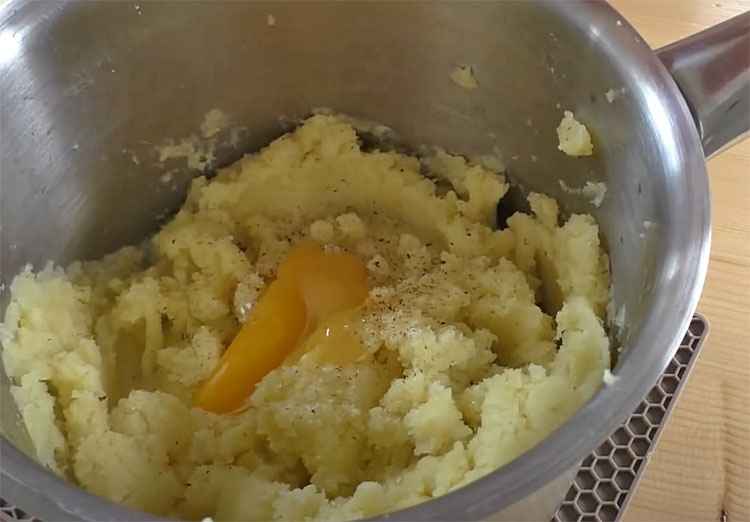Превращаем вареную картошку в сочные фрикадельки. Достаточно добавить яйцо и немного крахмала