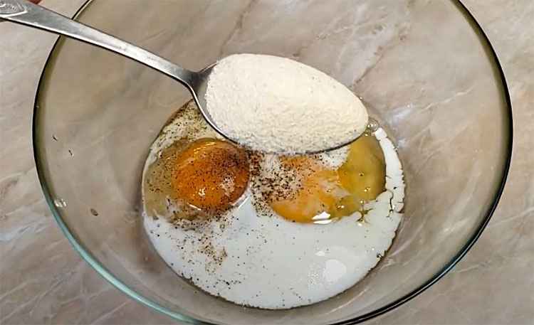 Делаем омлет в 2 раза более сытным: добавляем к яйцам ложку манки