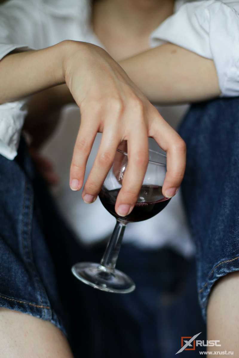Бокал вина и одиночество приводят женщин к алкоголизму